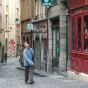 © Cine Nomine - Claire Nicol - Le personnage de Clovis Cornillac dans le Vieux Lyon
