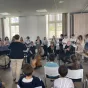 80 enfants d'écoles primaires du réseau de Sainte-Anne-d'Auray ont échangé avec les musiciens, deux semaines avant la représentation. © RCF Sud Bretagne