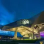 extérieur du musée de nuit - © Ludovic Charlet via Unsplash