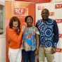 Françoise Estreguil, membre de l'Apardap, avec Denise et Nelson dans le studio de RCF Isère