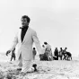 © Pathé/Otello Martelli. 1960. La Dolce Vita. Marcello Mastroianni, "échoué", sur la plage d'Ostie après une nuit de fête.