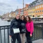 Gaëlle et ses amies lors de leur tour d'Europe
