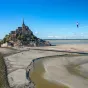 Nathan Paulin établit un nouveau record de "highliner" au dessus de la baie du Mont Saint Michel... © Facebook officiel - Bertrand Delapierre.