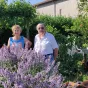 Gisèle et Michèle au milieu des sauges en fleur dans le jardin de l'An mil