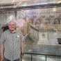 Christian Regat, historien, devant le trompe l'oeil de l'église Saint-Maurice d'Annecy ©RCF Haute-Savoie
