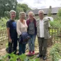 Ici personne n’est pressé : on profite du grand air, on déguste des framboises et on partage ses conseils. © RCF Sud Bretagne