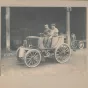 Amédée Bollée père et fils au volant du torpilleur - Photographie cliché Bollée 1898 - Archives départementales