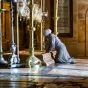 Une femme s'agenouille devant la pierre d'onction dans l'église du Saint-Sépulcre, le 16/03/2020, Jérusalem ©Andrea KROGMANN/KNA/CIRIC