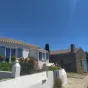 Les maisons du village de la Meule ont leurs volets peints de la même couleurs que les bateaux