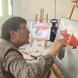Francine, l'une des participantes de l'atelier peinture. © RCF Sud Bretagne
