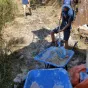 Les étudiants font eux même le mortier pour refaire les murs (@Aurélien Vurli - RCF Orne)