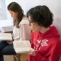 Étudiants en prière, Paris ©Corinne SIMON/Hans Lucas