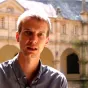 Simon Liot de Nortbécourt dans le cloître du sanctuaire de Sainte Anne d'Auray ©Diocèse de Vannes