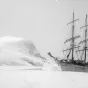 Le "Pourquoi-Pas", le bateau de Jean-Baptiste Charcot, amarré à la banquise lors de l'expédition de 1909 @Albert Senouque/OMP