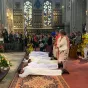 La prosternation des six diacres pendant la célébration d'ordination ©Diocèse de Vannes