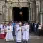 Sur le parvis de la basilique, à la sortie de la célébration ©Diocèse de Vannes
