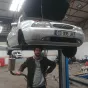Dorian Degoutte et sa vielle Ford Fiesta : ils sont parés pour l'aventure © RCF - Guillaume Martin-Deguéret.