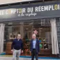 (de gauche à droite) Denis Menard et Rémy Moulin, devant le comptoir du réemploi et du recyclage.