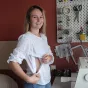 A Tiercé, Shanel Delaine a créé des vêtements d'allaitement dont les ouvertures sont fermées par des aimants. ©RCF Anjou