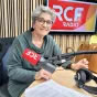 Bénédicte Serrate, en charge de l'action sociale à Annecy, dans les studios de RCF Haute-Savoie ©Victorien Duchet