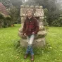 Denez Prigent devant une fontaine. Denez Prigent dirak ur feunteun.