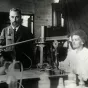 Pierre et Marie Curie dans leur laboratoire de fortune de l’École municipale de physique et de chimie industrielles, vers 1906 ©wikimediacommons