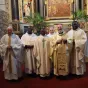 Une partie des prêtres et diacres du Pays de Locminé rassemblés autour de Mgr Centène à Saint Jean Brévelay ©RCF Sud Bretagne