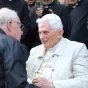 Rencontre chaleureuse entre Benoît XVI et le père Tolon, le 5 octobre 2017 - © Sedicom Lyon