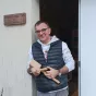 Stéphane Oudar, à l'entrée de son atelier ©RCF Sud Bretagne