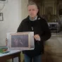 Jean-Christophe Rouxel, maire de La Lande-Chasles et une photo du tableau "L'adoration des mages" avant restauration - ©RCF Anjou