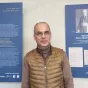 Jean-Pierre Houdu, en charge des relations avec le judaïsme du diocèse d'Angers, pose au milieu de l'exposition Du cri du coeur à la voix des Justes, visible du 5 au 17 janvier 2023 au Centre Saint-Jean à Angers. ©RCF Anjou