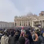 La foule place Saint Pierre pour les obsèques du pape émérite Benoît XVI ©RCF