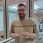 Alexis Godicheau, cofondateur de l'entreprise J'aime mes dents !, qui a relocalisé sa production de brosses à dents au Plessis-Grammoire depuis décembre 2022 ©RCF Anjou