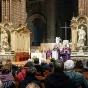 Mgr Centène prononce son homélie, le diacre François Gouthe transcrit en langue des signes ©RCF Sud Bretagne