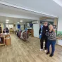 Henry, bénévole au Secours populaire et Renée-Paule Fontaine, référente du magasin dans la pièce principale - RCF Nice Côte d'Azur 