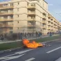 Mardi 28 mars 2023 à Angers, la manifestation contre la réforme des retraites a été émaillée de feux de poubelles, comme ici rue Pierre-Lise. © RCF Anjou 