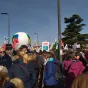 Le cortège a traversé le Pont Wilson sous le soleil. ©LR