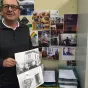 Eric Lelong tient fièrement une photo de l'enseigne familiale. ©LR