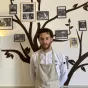 Clément Dumont devant son arbre pohto de fournisseurs. ©LR