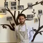 Clément Dumont devant son arbre pohto de fournisseurs. ©LR