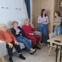 Jeudi 30 mars 2023, les jeunes bénévoles de l'association Raconte-leur une histoire ont proposé un atelier karaoké à la résidence seniors Oh Activ des Ponts-de-Cé. ©RCF Anjou