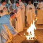 Feu de la Vigile pascale dans l'atrium de la basilique Saint Etienne à Jérusalem