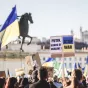Rassemblement de soutien à l'Ukraine place Bellecour à Lyon en 2022, aux premiers jours de la guerre - © ev via Unsplash