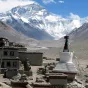 Vue sur l'Everest depuis le monastère de Rongbuk, lieu sacré du bouddhisme tibétain ©Wikimédia commons
