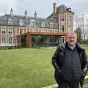 Christophe Dufossé devant le Château de Beaulieu Crédit RCF Hauts de France Anne Henry