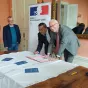 Jeudi 27 avril 2023, les maires de Val-d'Erdre-Auxence, Candé et Le-Lion-d'Angers ont signé les premiers contrats urgence titres avec le préfet de Maine-et-Loire. ©RCF Anjou