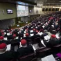 En 2022, le pape François rencontre les cardinaux nouvellement élus dans la salle du synode au Vatican © Vatican Media / Catholic Press Photo / HANS LUCAS