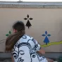 Les enfants peignent la fresque ©Ville de Ploërmel 
