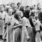 Femmes juives de la Ruthénie subcarpathique sélectionnées pour le travail forcé à Auschwitz ©Wikimédia commons