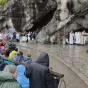 ©service communication diocèses des Savoie - pèlerins savoyards devant la grotte